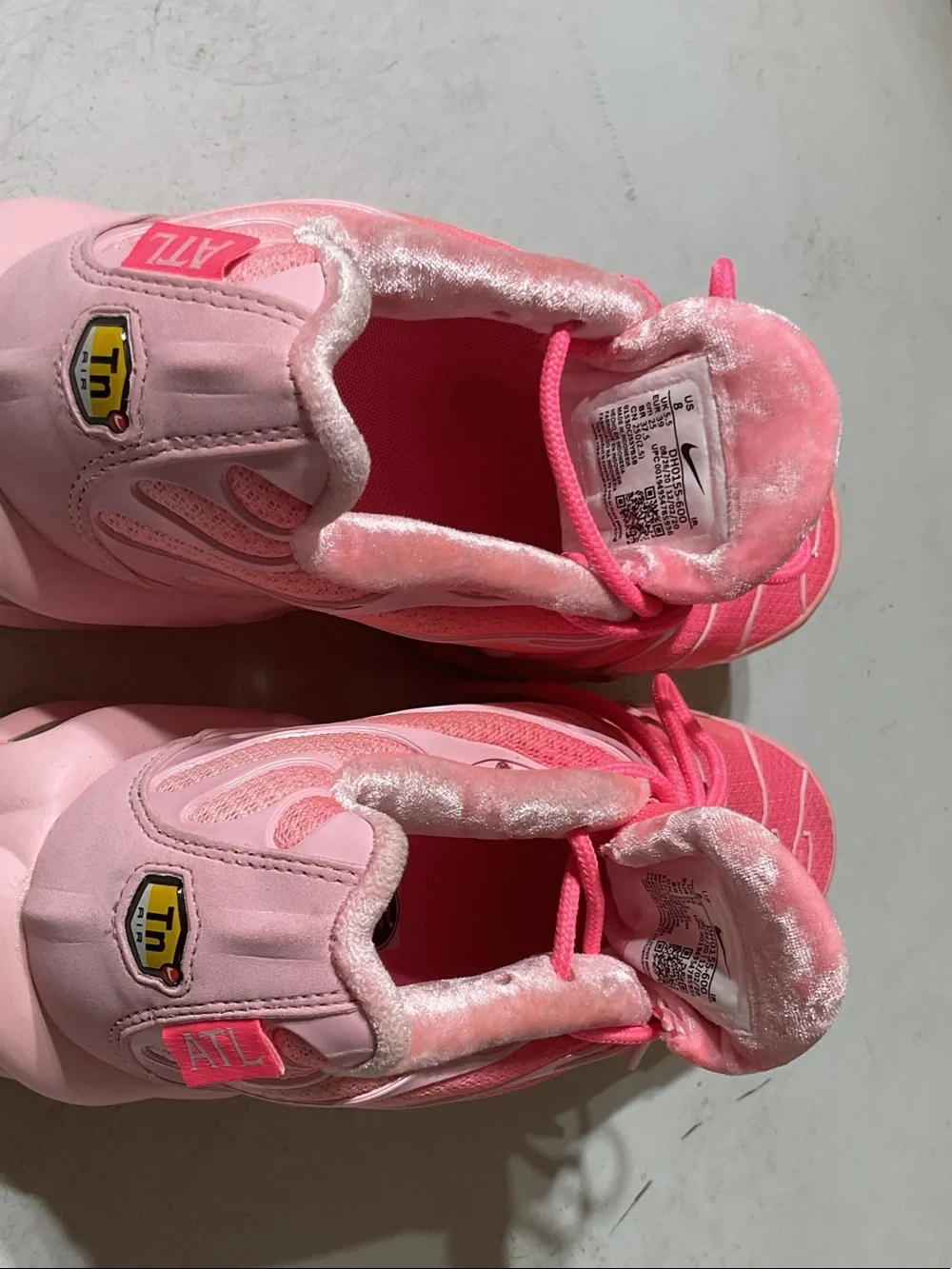 Women size 8 Atlanta pink NIKE Air max sneakers